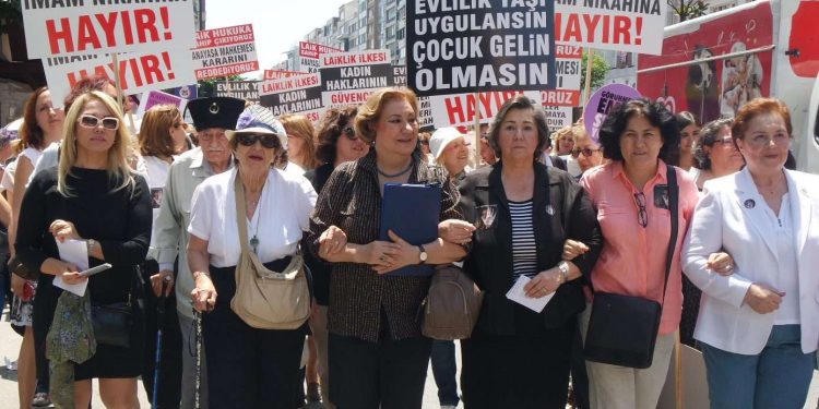 Binlerce Vatandaş Medeni Kanun İçin Yürüdü