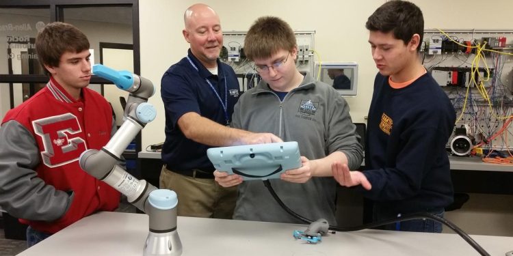 Universal Robots Akademi, Robot Programlaması için Ücretsiz Online Eğitim Programı Başlattı