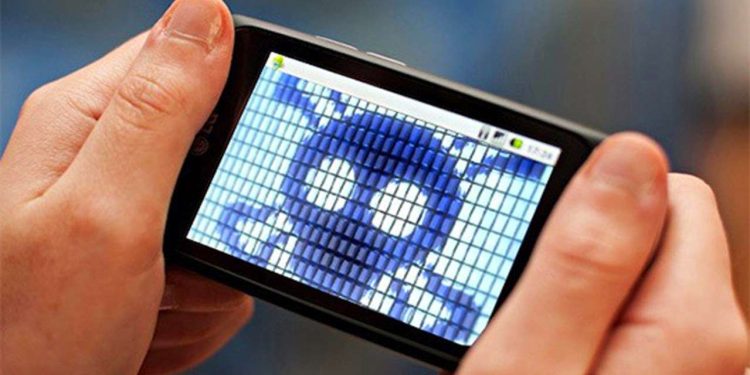 Haberiniz Olmadan WhatsApp Mesajlarınızı Okuyan ve Fotoğraf Çeken Casus Yazılım Keşfedildi