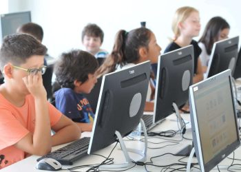 Lüleburgaz Belediyesi Bilişim Garaj Akademisi ile Gençleri Eğitiyor