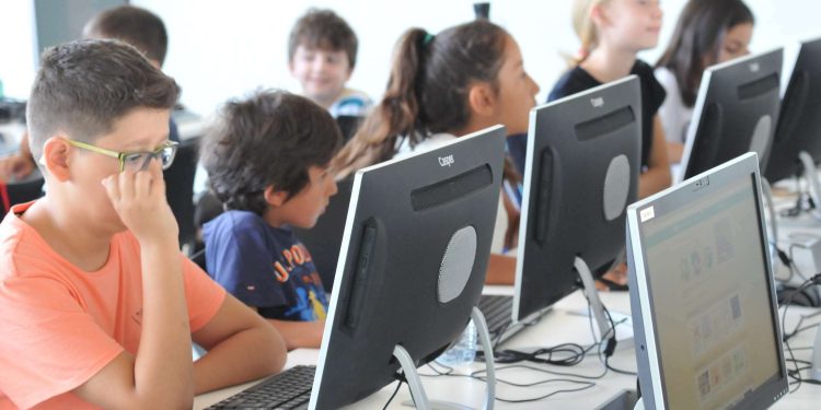 Lüleburgaz Belediyesi Bilişim Garaj Akademisi ile Gençleri Eğitiyor