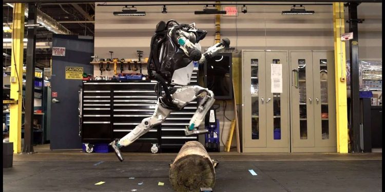 Robot Askerler mi Geliyor? Boston Dynamics’in Atlas Robotu Düşündürücü