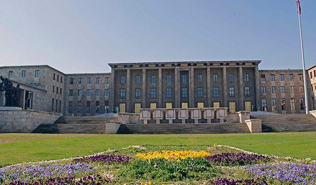 TBMM’ye 11-17 Bin TL Maaşa Bilişim Personeli Aranıyor