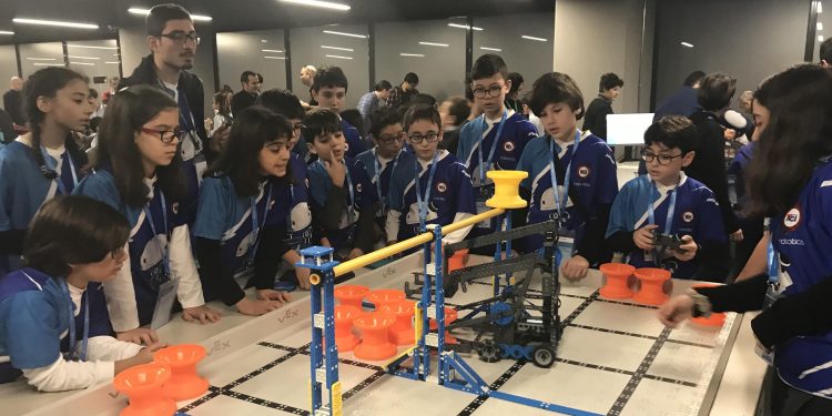 Geleceğin Robot Tasarımcıları, VEX IQ Challenge’da