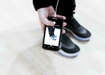 Mobil Uygulama ile Uzaktan Kumanda Edilen “Nike Adapt BB” Ayakkabı Tanıtıldı