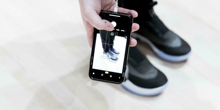Mobil Uygulama ile Uzaktan Kumanda Edilen “Nike Adapt BB” Ayakkabı Tanıtıldı