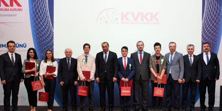 Gençler ve Çocuklar için Kişisel Veri Uyarısı: “Verilerimizi Teslim Ederken 2 Kez Düşünmeliyiz”