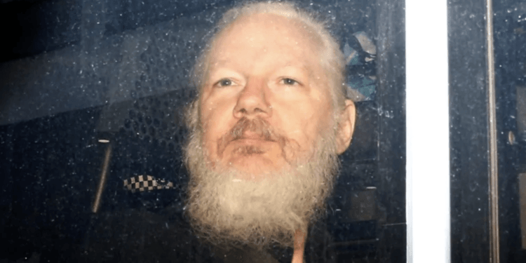 Assange İngiliz Hapishanelerinde 50 Hafta Hapise Mahkum Edildi