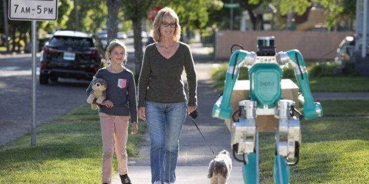 Otonom Teslimat Robotu Digit, İnsan Gibi Görünüp İnsan Gibi Yürüyor