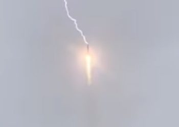 Ruslar Glonass Uydusu Fırlatırken Füzeye Yıldırım Düştü