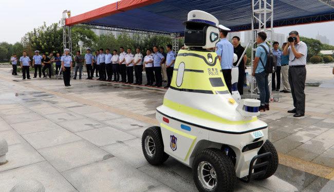 Çin’de 3 Ayrı Model Robot Trafik Polisleri Çalışmaya Başladı