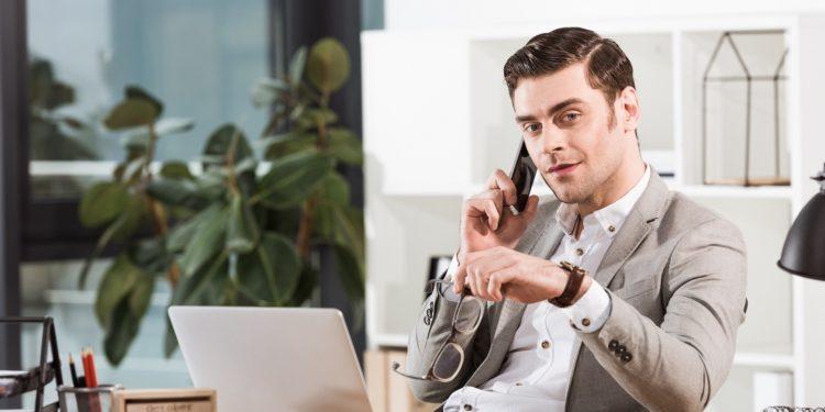 Telefon, Tablet ve Bilgisayarın Yanlış Kullanımı Dirsek Ağrılarını Artıyor