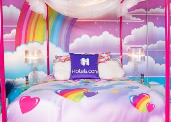 Hotels.com Çılgın Renklerle Bir ‘90’lar Rüya Odası’ Yarattı