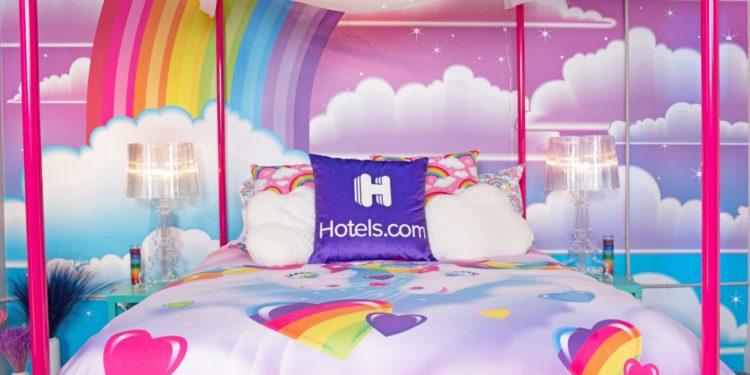 Hotels.com Çılgın Renklerle Bir ‘90’lar Rüya Odası’ Yarattı