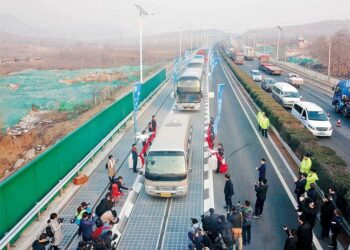 Çin’de Güneş Enerji Panelleriyle Döşeli Yollar