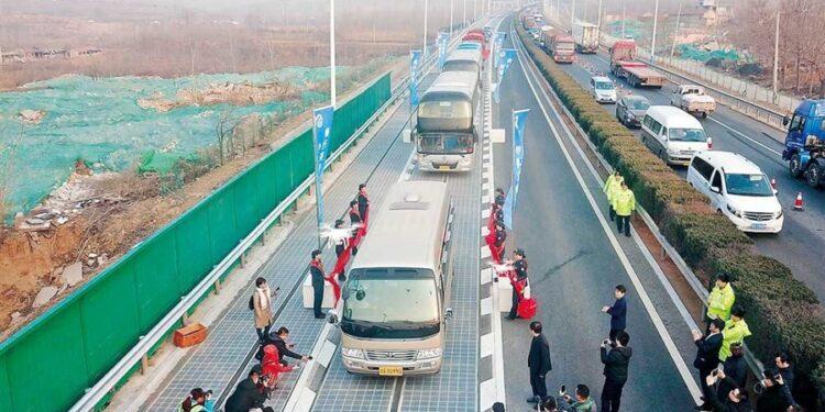 Çin’de Güneş Enerji Panelleriyle Döşeli Yollar