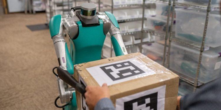 İnsan Gibi Hareket Eden İlk Teslimat Robotu Digit Göreve Hazır