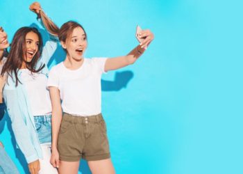 Gençler Rötuşlanmış Selfie Fotoğraflarıyla Estetik Yaptırmaya Geliyor