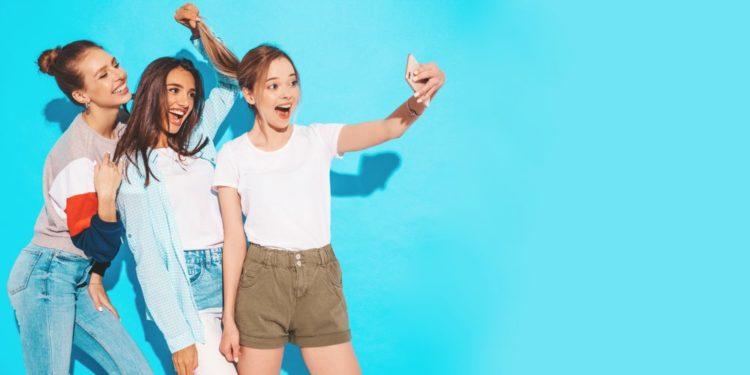 Gençler Rötuşlanmış Selfie Fotoğraflarıyla Estetik Yaptırmaya Geliyor