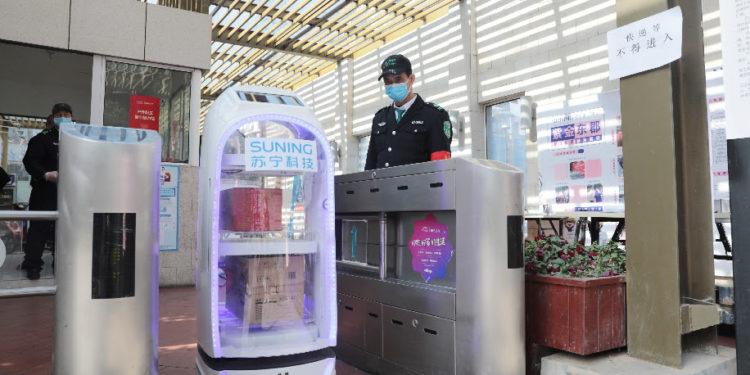 Çin’de Evlere Siparişleri Robotlar Götürüyor