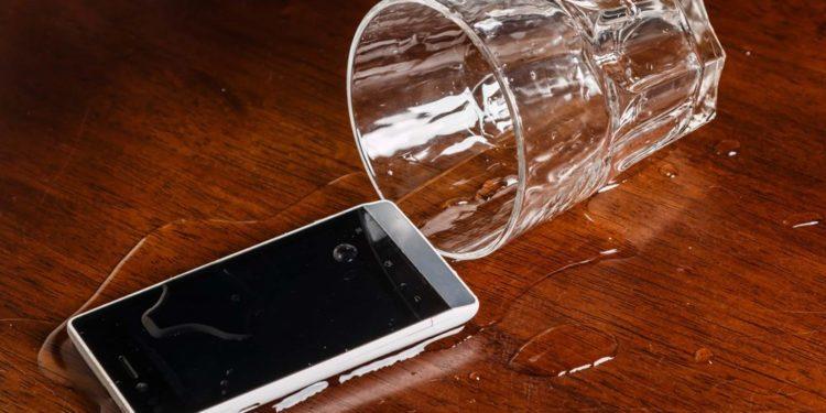 Telefonunuz Sıvıyla Temas Ettiğinde Bunları Yapmaktan Kaçının