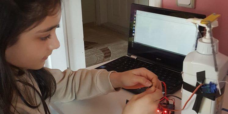 Ortaokul Öğrencilerinden Sensörlü Dezenfektan