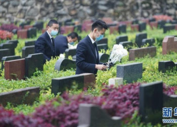 Çinliler, Yakınlarının Mezarlarını Bulut Teknolojisiyle Ziyaret Ediyor