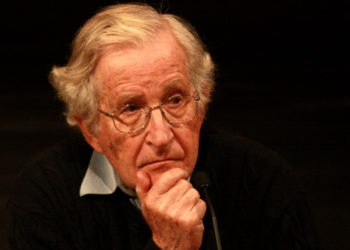 Noam Chomsky: Trump Yetersizliği Nedeniyle Günah Keçisi Arıyor
