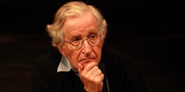 Noam Chomsky: Trump Yetersizliği Nedeniyle Günah Keçisi Arıyor