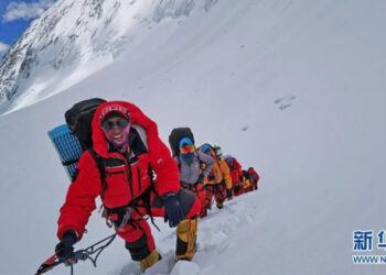 Everest’in Yüksekliğini Ölçen Ekip, Dönüş Yolunda Ölümden Döndü