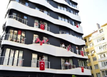 Kadıköy’de İstiklal Marşı Hep Bir Ağızdan Balkonlardan Okundu