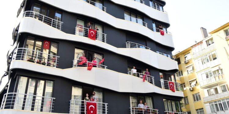 Kadıköy’de İstiklal Marşı Hep Bir Ağızdan Balkonlardan Okundu