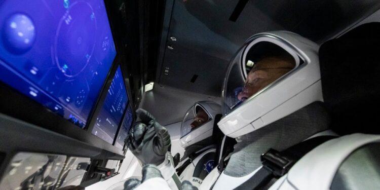 SpaceX İnsanlı Fırlatış Hava Nedeniyle Ertelendi, Cumartesi için Yeniden Planlandı