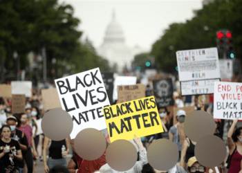 Amerikalılar Fotoğraflarda Protestocuların Yüzlerini Bulanıklaştıran, Meta Verileri Kaldıran Uygulamalar Yüklüyorlar