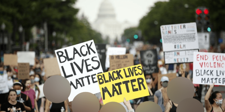 Amerikalılar Fotoğraflarda Protestocuların Yüzlerini Bulanıklaştıran, Meta Verileri Kaldıran Uygulamalar Yüklüyorlar