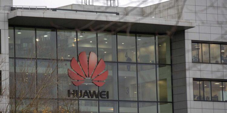 İngiliz Yetkililer, ABD’nin Yaptırımlarına Karşı Önlem Olarak Huawei Donanımı Stoklanmasını Tavsiye Etti