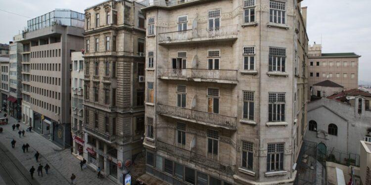 İş Bankası’nın Beyoğlu’ndaki Tarihi Binasında Restorasyon Başlıyor