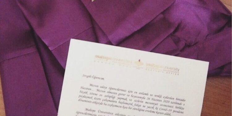 Maltepe Üniversitesi Mezunlarının Evlerine Cüppe ve Kep Gönderdi