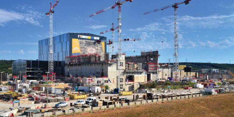 Tokamak Nükleer Füzyon Reaktörü ITER’in Montajına Fransa’da Başlandı