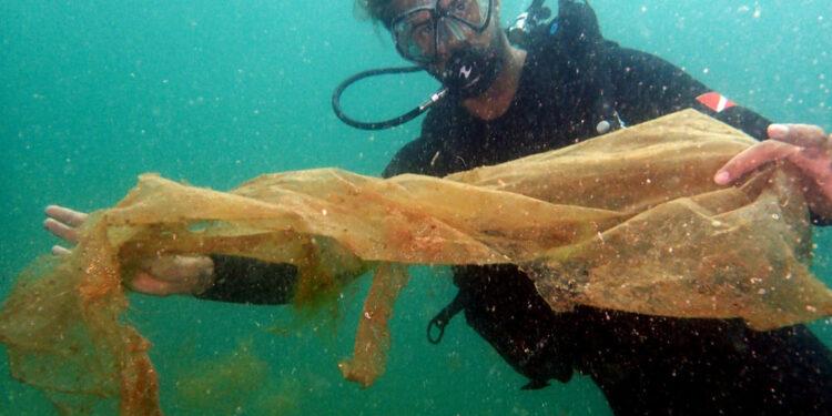 İnsansız Tekne ‘Doris’ Deniz Üstünden, Balıkadamlar Denizaltından Çöp Topladı