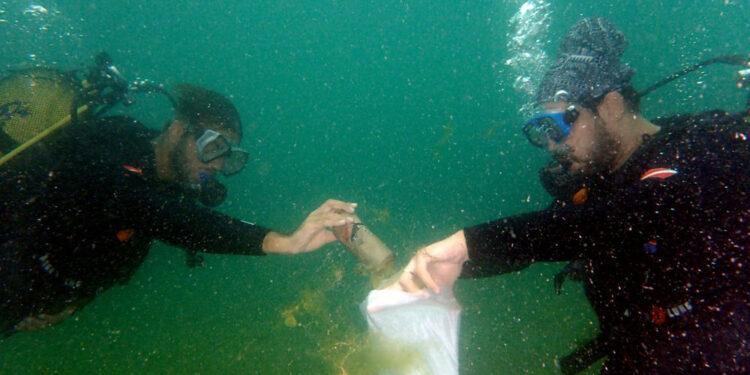 İnsansız Tekne ‘Doris’ Deniz Üstünden, Balıkadamlar Denizaltından Çöp Topladı