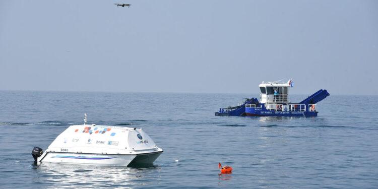 İnsansız Tekne ‘Doris’ Deniz Üstünden, Balıkadamlar Denizaltından Çöp Topladı