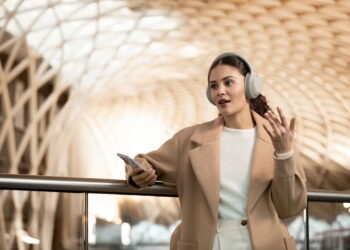 Sony, WH-1000XM4 Kablosuz Kulaklıklarını Piyasaya Sunuyor