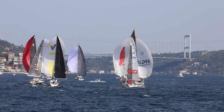 İstanbul Boğazı Yelkenlilerle Renklendi