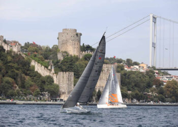 İstanbul Boğazı Yelkenlilerle Renklendi