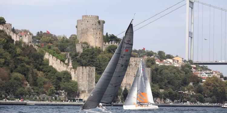 İstanbul Boğazı Yelkenlilerle Renklendi