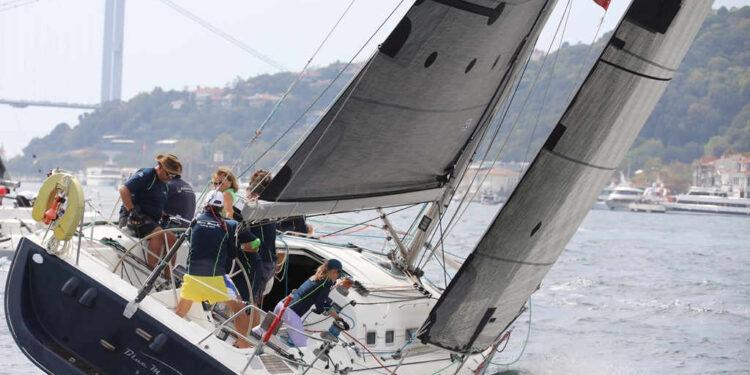 İstanbul Boğazı Yelkenlilerle Renklendi
