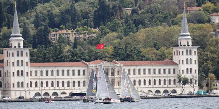 İstanbul Boğazı Yelkenlilerle Renklendi