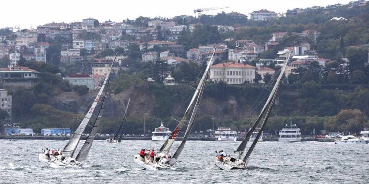 İstanbul Boğazı Yelkenlilerle Renklendi