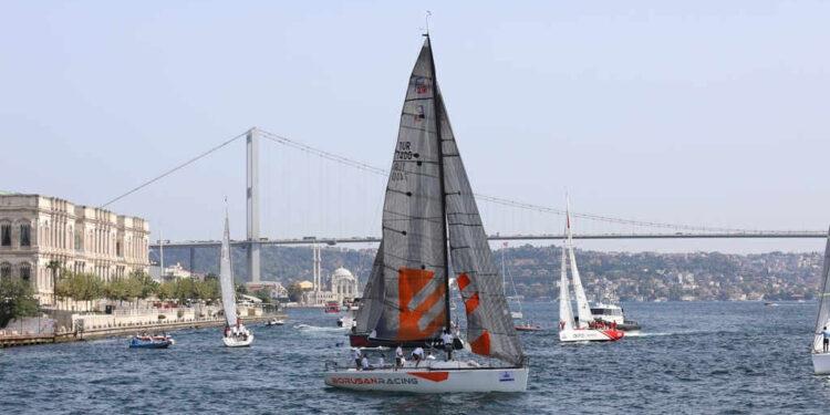 İstanbul Boğazı Yelkenlilerle Renklendi